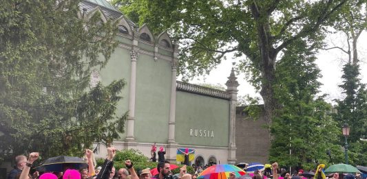 Blitz delle Pussy Riot alla Biennale di Venezia: fumogeni e proteste davanti al Padiglione Russia