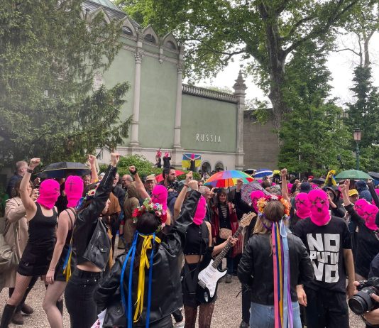 Blitz delle Pussy Riot alla Biennale di Venezia: fumogeni e proteste davanti al Padiglione Russia
