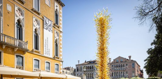 Installazioni di luce sul Canal Grande: le nuove torri di vetro di Dale Chihuly