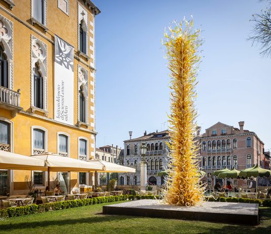 Installazioni di luce sul Canal Grande: le nuove torri di vetro di Dale Chihuly
