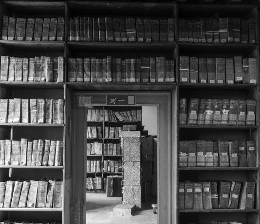L’archivio come organismo: Dayanita Singh e la memoria viva di Venezia