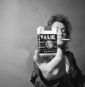 Addio a VALIE EXPORT, pioniera della body art e dell’arte femminista