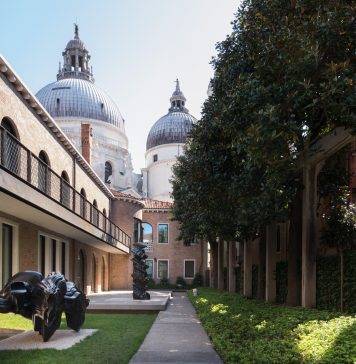 La prima mostra prodotta da Casa Sanlorenzo a Venezia è un omaggio alle onde del mare