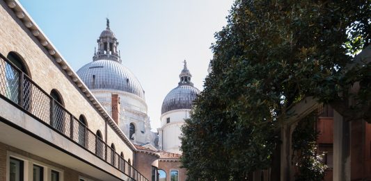 La prima mostra prodotta da Casa Sanlorenzo a Venezia è un omaggio alle onde del mare casa sanlorenzo