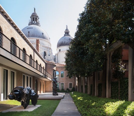 La prima mostra prodotta da Casa Sanlorenzo a Venezia è un omaggio alle onde del mare