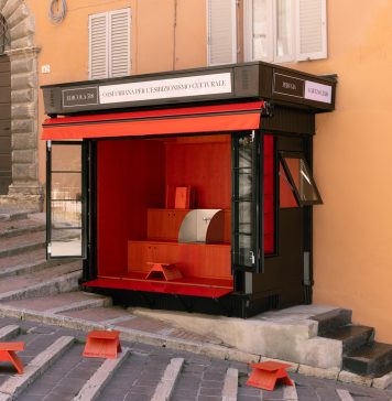 Un chiosco di giornali diventa piazza culturale: i dieci anni di Edicola 518 a Perugia
