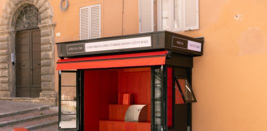 Un chiosco di giornali diventa piazza culturale: i dieci anni di Edicola 518 a Perugia Edicola 518 perugia