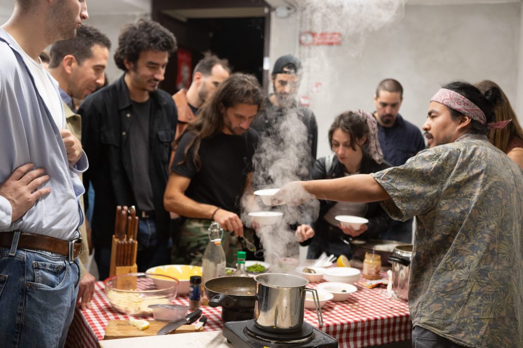 Eliel David Martinez Julian, Brodo, happening, mostraIDENTITeat – Identità commestibili, a cura di Gemma Gulisano, Roma, Accademia Italiana, Courtesy Spazio Studi Arte, Foto Giulia Bar