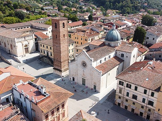 Tra marmo, arti visive e curatela: aperta la call per residenze ATENA a Pietrasanta