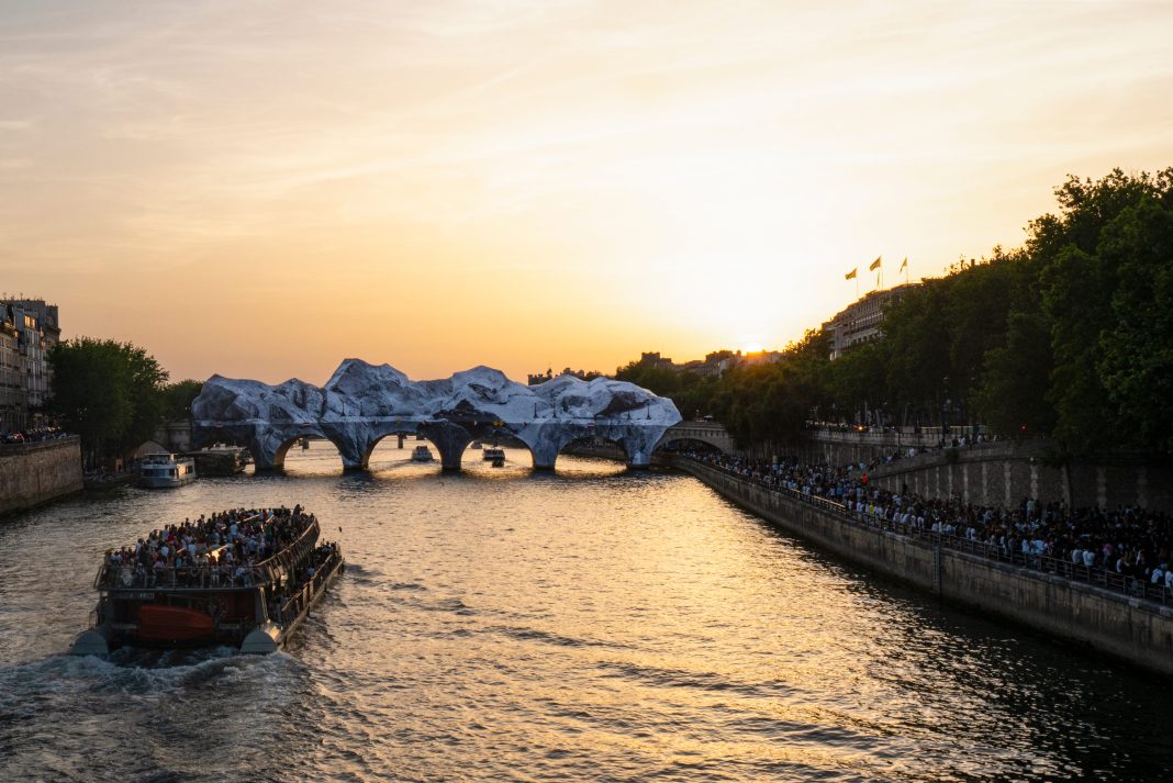 JR, La Caverne du Pont Neuf, Parigi, 2026, Photo: Éléa Jeanne Schmitter © 2026 Atelier JR