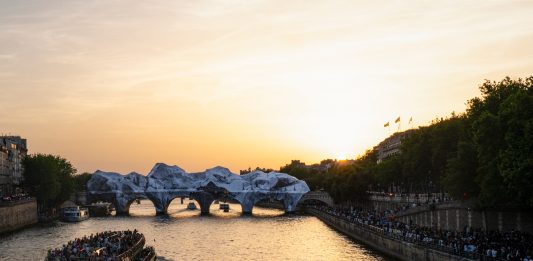 Il maltempo ha danneggiato la monumentale installazione di JR a Parigi JR, La Caverne du Pont Neuf, Parigi, 2026, Photo: Éléa Jeanne Schmitter © 2026 Atelier JR