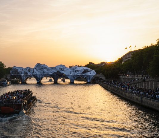 Il maltempo ha danneggiato la monumentale installazione di JR a Parigi JR, La Caverne du Pont Neuf, Parigi, 2026, Photo: Éléa Jeanne Schmitter © 2026 Atelier JR