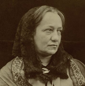 Una targa blu per Julia Margaret Cameron: 5 cose da sapere sulla pioniera della fotografia