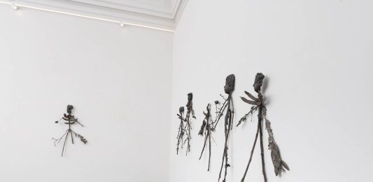 Quando il sonno si spezza: le ore notturne di Lucia Leuci in mostra a Roma Lucia Leuci