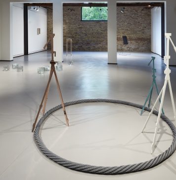 Un equilibrio che nasce dalla fragilità: Salvadori, Cattaneo e Di Maggio in mostra a Ravenna