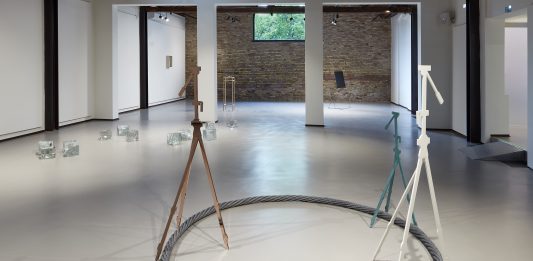 Un equilibrio che nasce dalla fragilità: Salvadori, Cattaneo e Di Maggio in mostra a Ravenna Alice Cattaneo, Elisabetta Di Maggio e Remo Salvadori, Molteplice senza disordine, veduta della mostra, Fondazione Sabe, Ravenna, 2026. Foto di Daniele Casadio