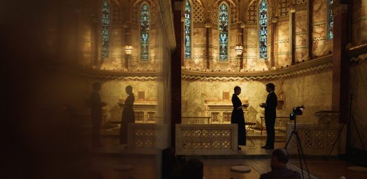 A Londra, un’artista e un curatore si sono uniti in matrimonio mistico Nuptiae Mysticae