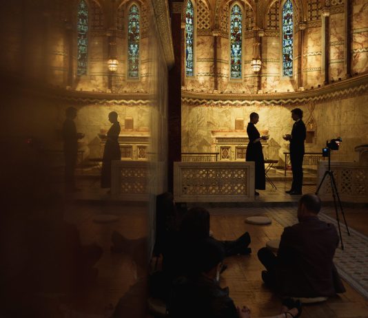 A Londra, un’artista e un curatore si sono uniti in matrimonio mistico Nuptiae Mysticae