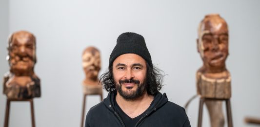 L’artista Kader Attia sarà il curatore della Kochi-Muziris Biennale 2027