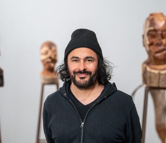 L’artista Kader Attia sarà il curatore della Kochi-Muziris Biennale 2027