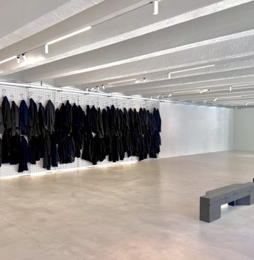 Settanta cappotti neri per raccontare il nostro tempo: l’enigma di Kounellis a Milano