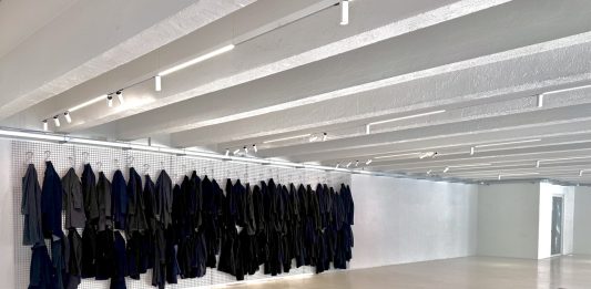 Settanta cappotti neri per raccontare il nostro tempo: l’enigma di Kounellis a Milano kounellis milano