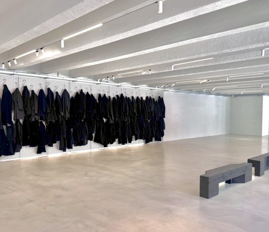 Settanta cappotti neri per raccontare il nostro tempo: l’enigma di Kounellis a Milano kounellis milano