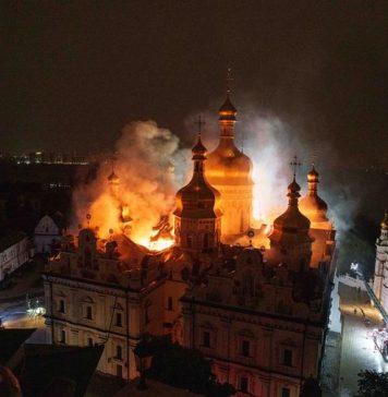 Kiev sotto attacco: colpita la Lavra delle Grotte, in fiamme il monastero patrimonio UNESCO