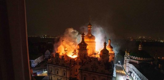 Kiev sotto attacco: colpita la Lavra delle Grotte, in fiamme il monastero patrimonio UNESCO