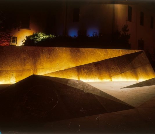 Una piazza per Leonardo – Mimmo Paladino Una piazza per Leonardo – Mimmo Paladino