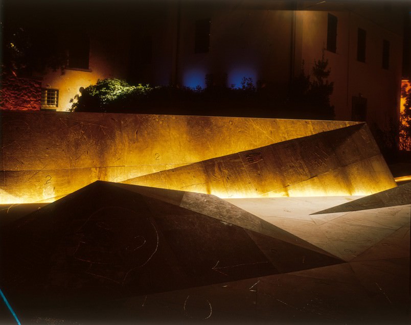 Una piazza per Leonardo – Mimmo Paladinohttps://www.exibart.com/repository/media/eventi/2003/06/una-piazza-per-leonardo-8211-mimmo-paladino.jpg