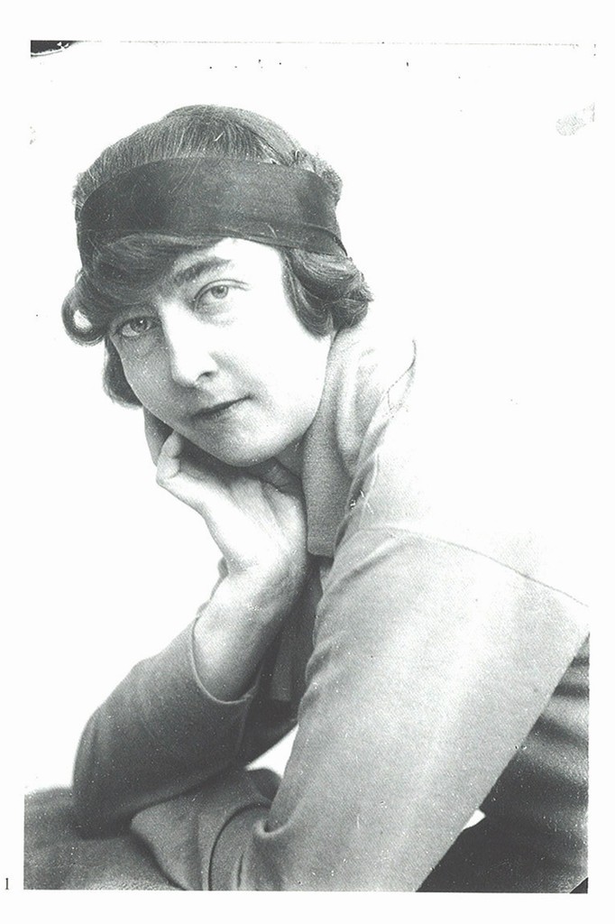 Elisabeth Chaplin – Trittico simbolistahttps://www.exibart.com/repository/media/eventi/2004/03/elisabeth-chaplin-8211-trittico-simbolista.jpg