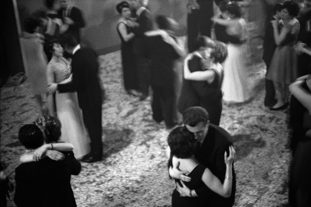 Toni Nicolini – Ballo al Centro Fly e Ballo di Capodanno a Mortara 1966https://www.exibart.com/repository/media/eventi/2004/03/toni-nicolini-8211-ballo-al-centro-fly-e-ballo-di-capodanno-a-mortara-1966.jpg