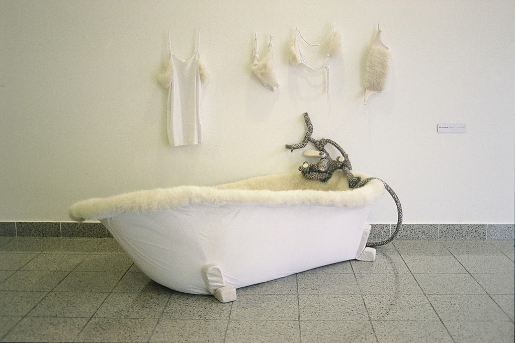 Fiber Art – quando l’arte è tessilehttps://www.exibart.com/repository/media/eventi/2004/04/fiber-art-8211-quando-l’arte-è-tessile.jpg