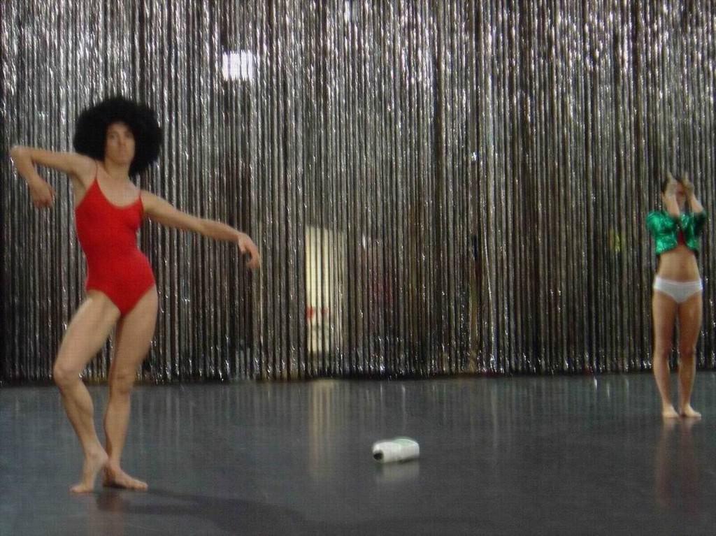 Virgilio Sieni – Cadohttps://www.exibart.com/repository/media/eventi/2004/11/virgilio-sieni-8211-cado.jpg