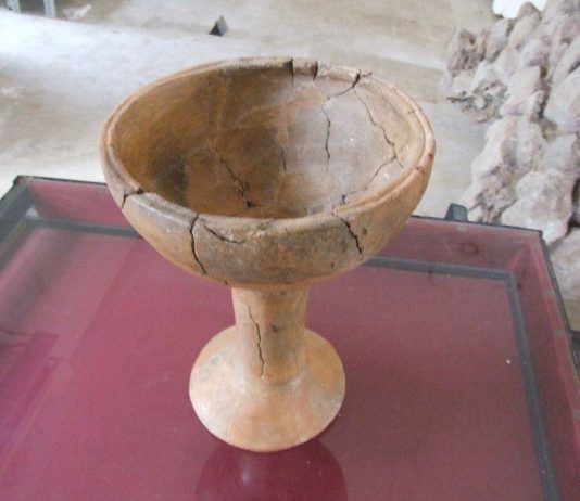 Reperti archeologici restaurati del sito preistorico di Mokarta Reperti archeologici restaurati del sito preistorico di Mokarta