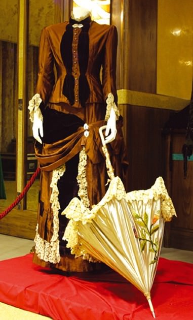 Damigelle dell’800. Esposizione di abiti aristocratici della seconda metà del XIX secolohttps://www.exibart.com/repository/media/eventi/2005/02/damigelle-dell8217800.-esposizione-di-abiti-aristocratici-della-seconda-metà-del-xix-secolo.jpg