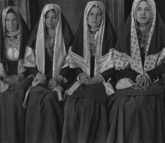 José Ortiz Echagüe – Comadres. Segni di Spagna in Sardegna José Ortiz Echagüe – Comadres. Segni di Spagna in Sardegna