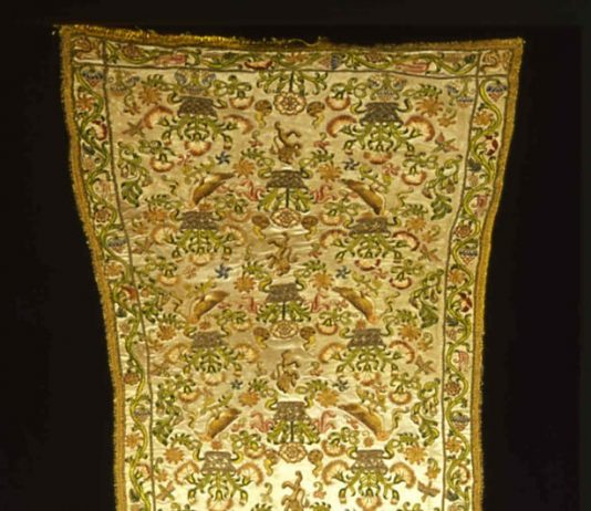 Garofani & Tulipani. Ceramiche e tessuti