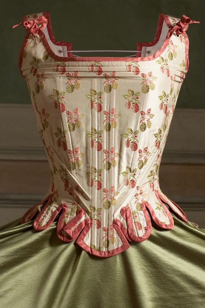 Lampassi, damaschi e broccati nei dipinti di Pietro Longhihttps://www.exibart.com/repository/media/eventi/2005/06/lampassi-damaschi-e-broccati-nei-dipinti-di-pietro-longhi.jpg