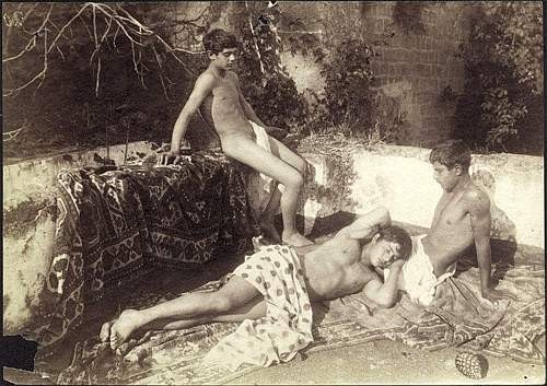 Wilhelm von Gloeden – Fotografie Nudi Paesaggi Scene di generehttps://www.exibart.com/repository/media/eventi/2005/09/wilhelm-von-gloeden-8211-fotografie-nudi-paesaggi-scene-di-genere.jpg