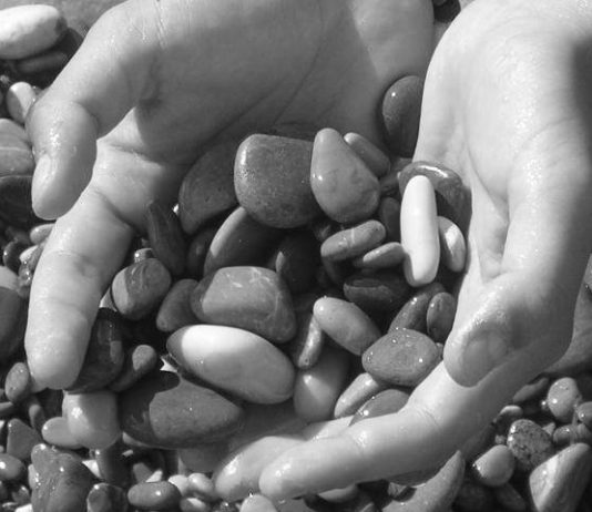 Camilla Mosconi – Il senso di Camilla per le mani Camilla Mosconi – Il senso di Camilla per le mani