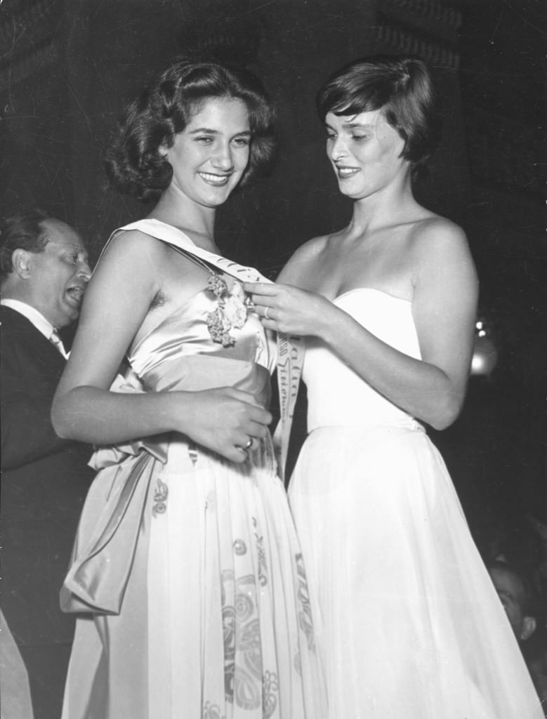 Dino Villani – Manifesti Passioni e Sentimentihttps://www.exibart.com/repository/media/eventi/2005/10/dino-villani-8211-manifesti-passioni-e-sentimenti.jpg