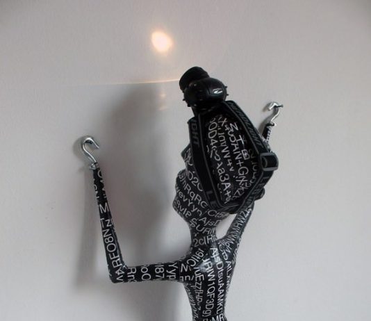 Gianni Cuomo – Bipedi a perfetta deambulazione verticale Gianni Cuomo – Bipedi a perfetta deambulazione verticale