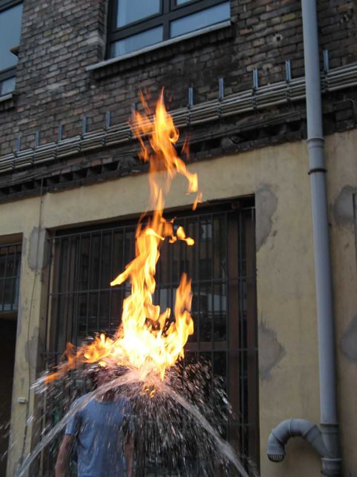 Jeppe Hein – Fontanehttps://www.exibart.com/repository/media/eventi/2005/10/jeppe-hein-8211-fontane.jpg