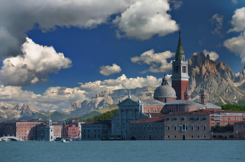 Marco Zen – Le Dolomiti a Veneziahttps://www.exibart.com/repository/media/eventi/2005/10/marco-zen-8211-le-dolomiti-a-venezia.jpg