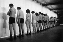 Santiago Sierra – Una persona