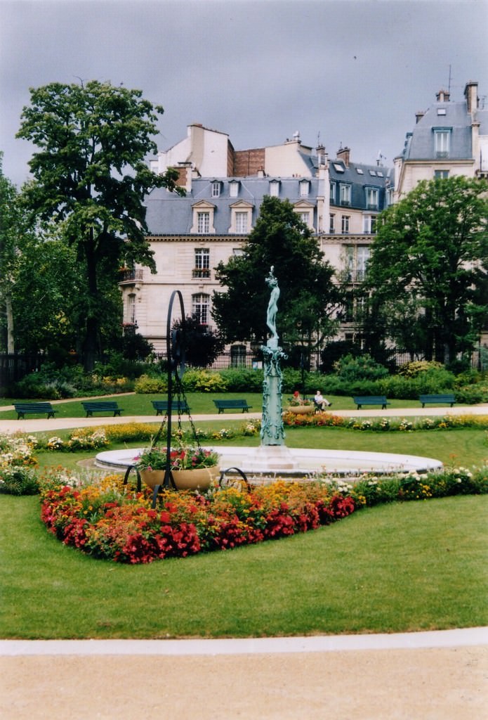 Paris n’est pas une ville, c’est un villagehttps://www.exibart.com/repository/media/eventi/2006/10/paris-n8217est-pas-une-ville-c8217est-un-village.jpg