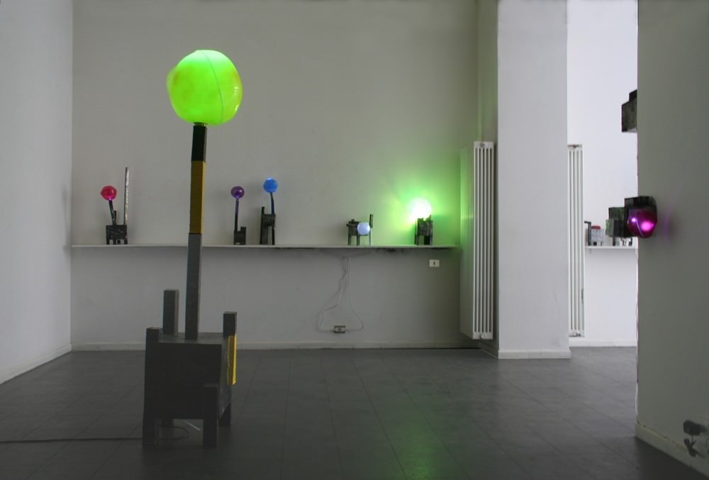 Albertini & Moioli – La macchina per fare le bolle, la circumfolgore e altri congegnihttps://www.exibart.com/repository/media/eventi/2008/04/albertini-038-moioli-8211-la-macchina-per-fare-le-bolle-la-circumfolgore-e-altri-congegni.jpg