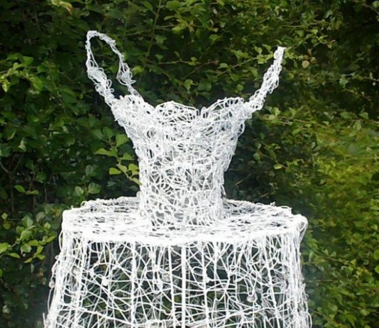 Elvezia Allari – Abiti scultura in filo di ferro cotto, silicone e accessori vari